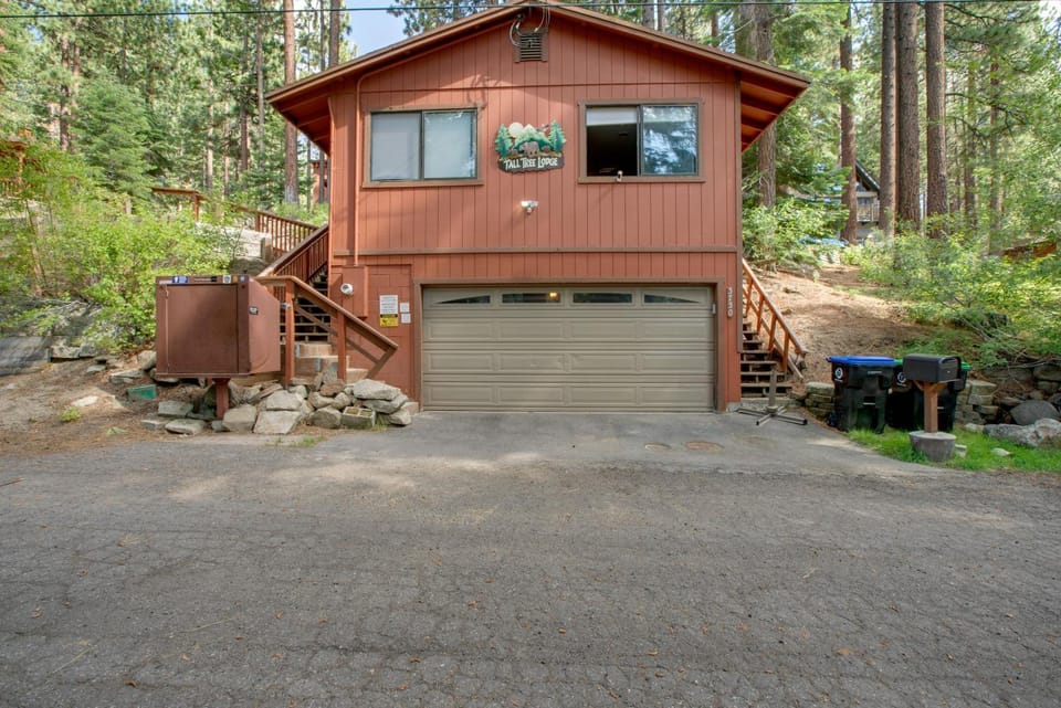 Near Heavenly & Lake Tahoe! Mountain Home, Hot Tub House in South Lake Tahoe