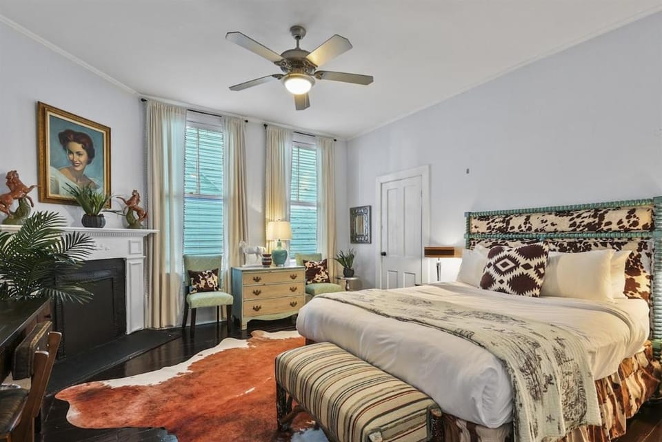 Savannah Home, 2 floors, Sleeps 12, Near Forsyth House in Savannah