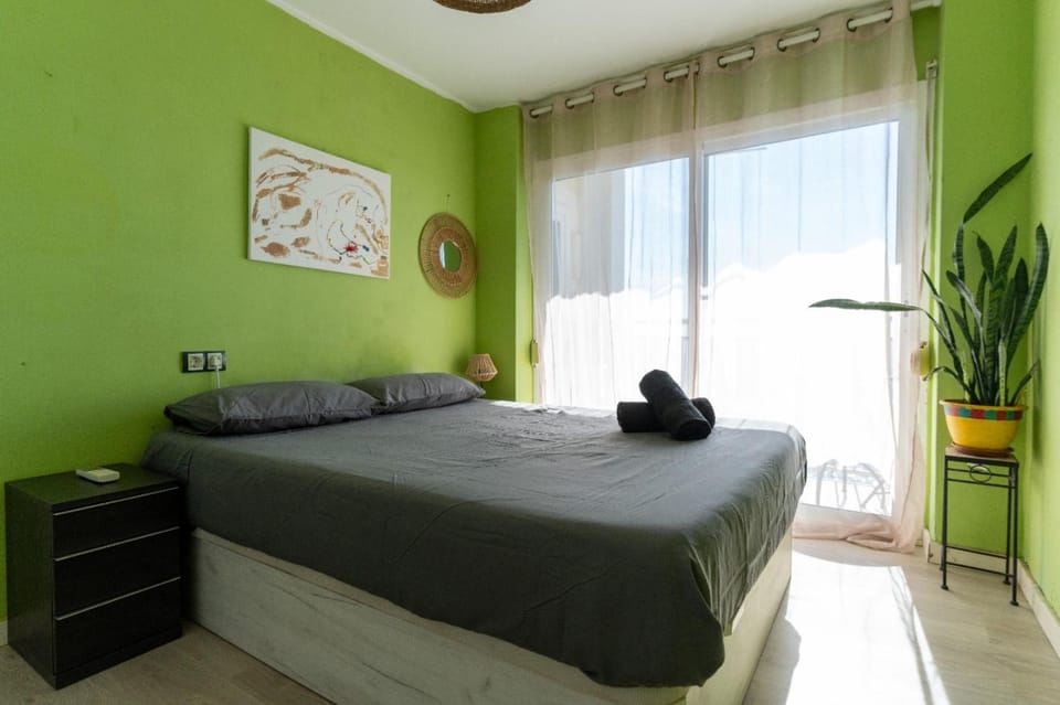 Photo of the whole room, Bedroom