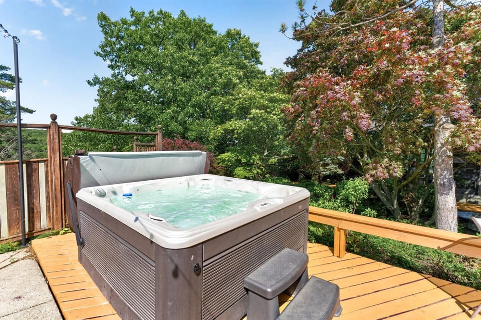 Valley View Poolside Retreat Hot TubGame Room Country House in Finger Lakes