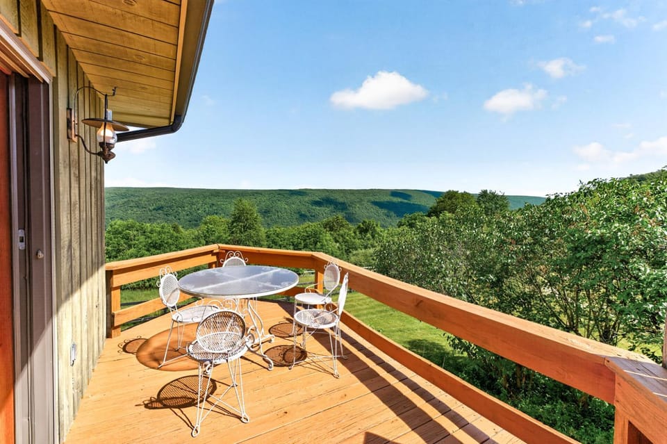 Valley View Poolside Retreat Hot TubGame Room Country House in Finger Lakes