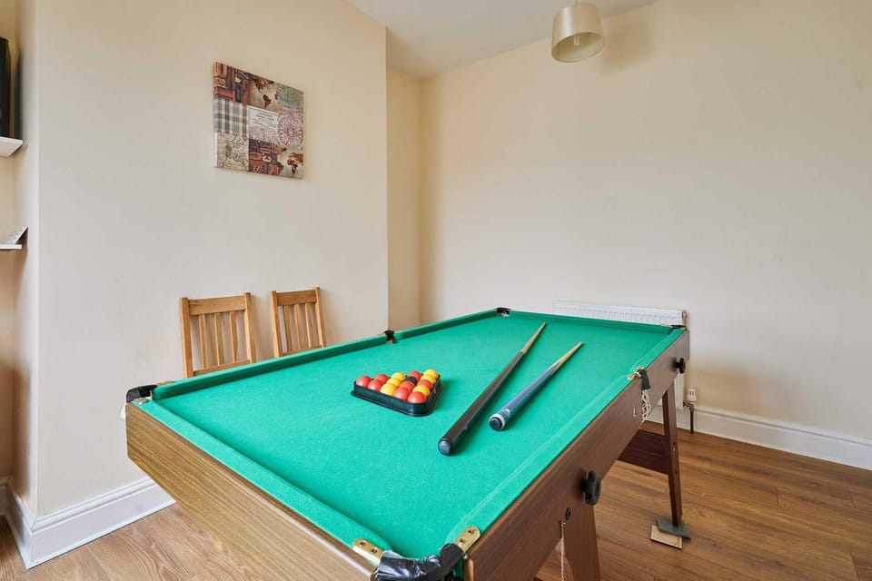 Billiard, Game Room