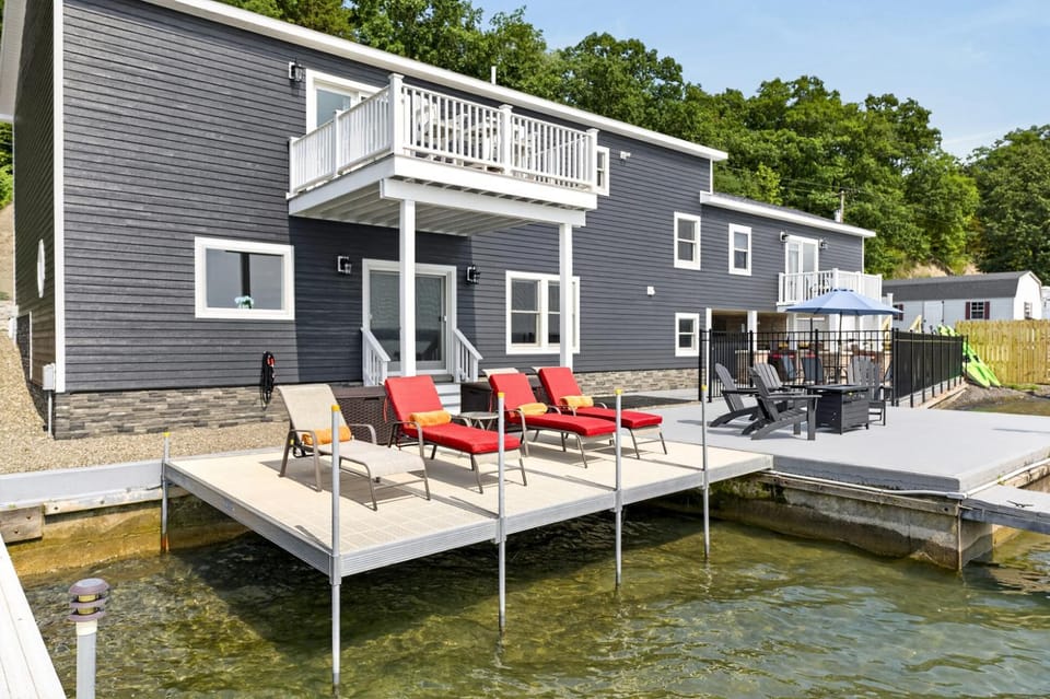 Lake Front Hot Tub Cayuga Wine trail Country House in Cayuga Lake