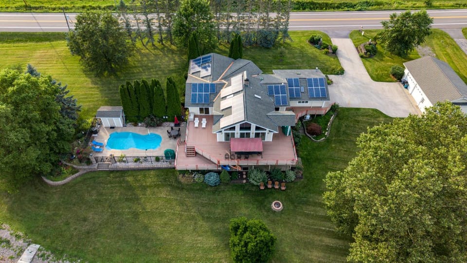 Cayuga Lakefront Pool Dock FLX Wine Trail Country House in Varick