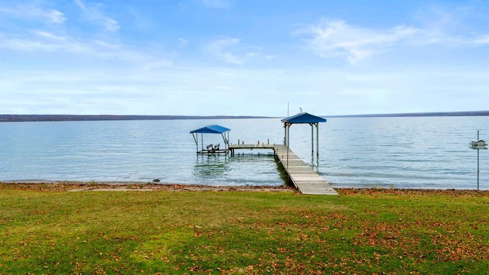 Cayuga Lakefront Pool Dock FLX Wine Trail Country House in Varick