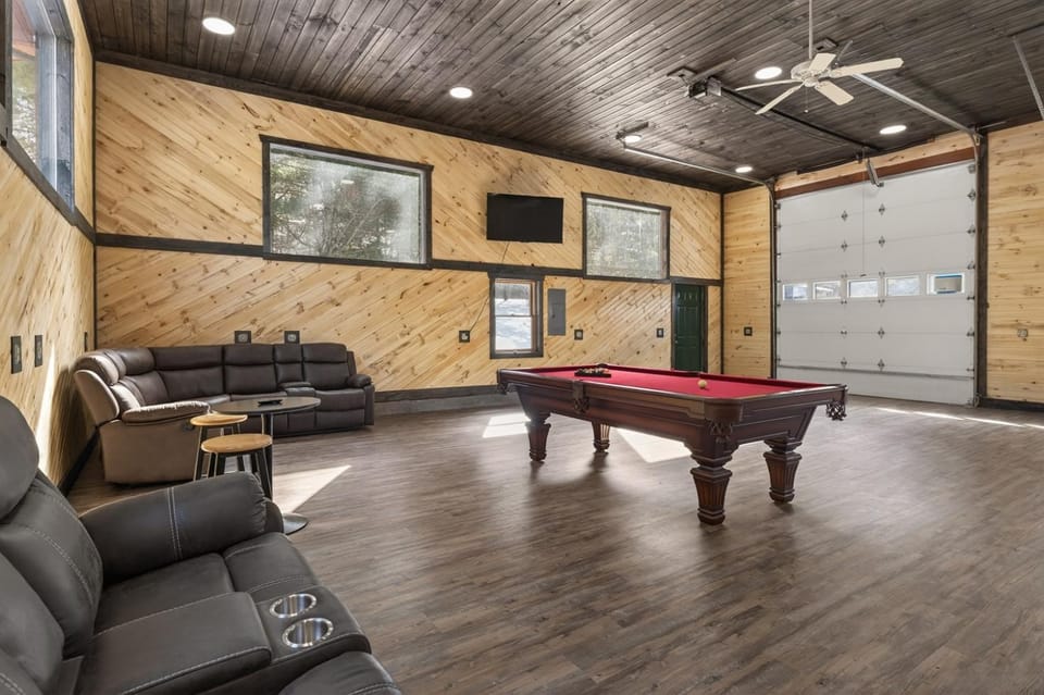 Sleeps 11 Hot Tub Game Room Near Watkins Glen Country House in Finger Lakes