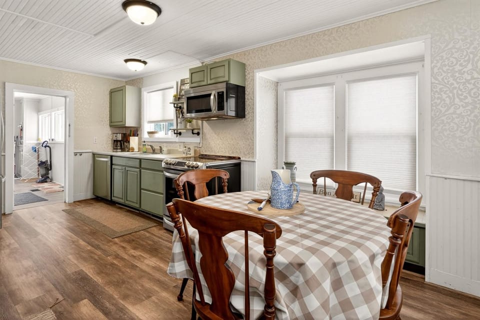 Fairport Sleeps 8 Walk to Erie Canal Country House in Fairport