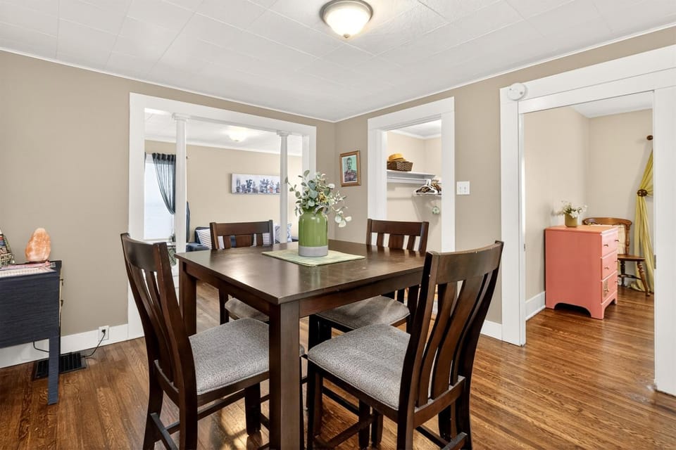 Fairport Sleeps 8 Walk to Erie Canal Country House in Fairport