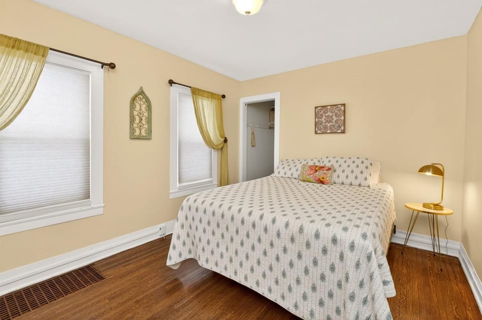 Fairport Sleeps 8 Walk to Erie Canal Country House in Fairport