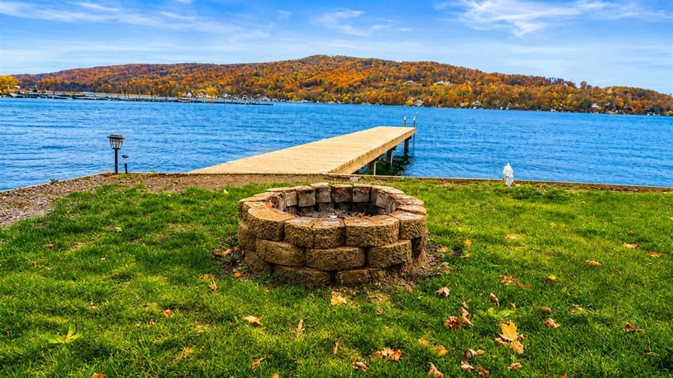 Keuka Lakefront Sleep 16 Dock Outdoor Dining Country House in Keuka Lake