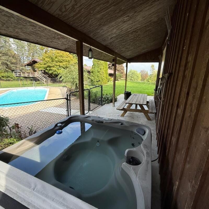 Seneca Wine Trail Retreat Pool Hot Tub Pets Country House in Geneva