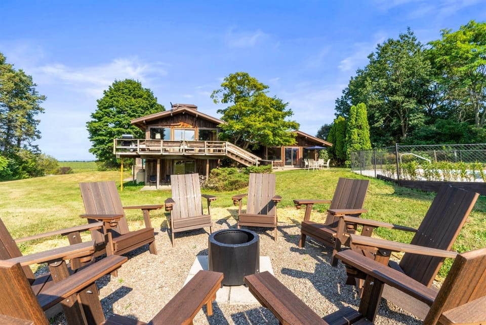 Seneca Wine Trail Retreat Pool Hot Tub Pets Country House in Geneva
