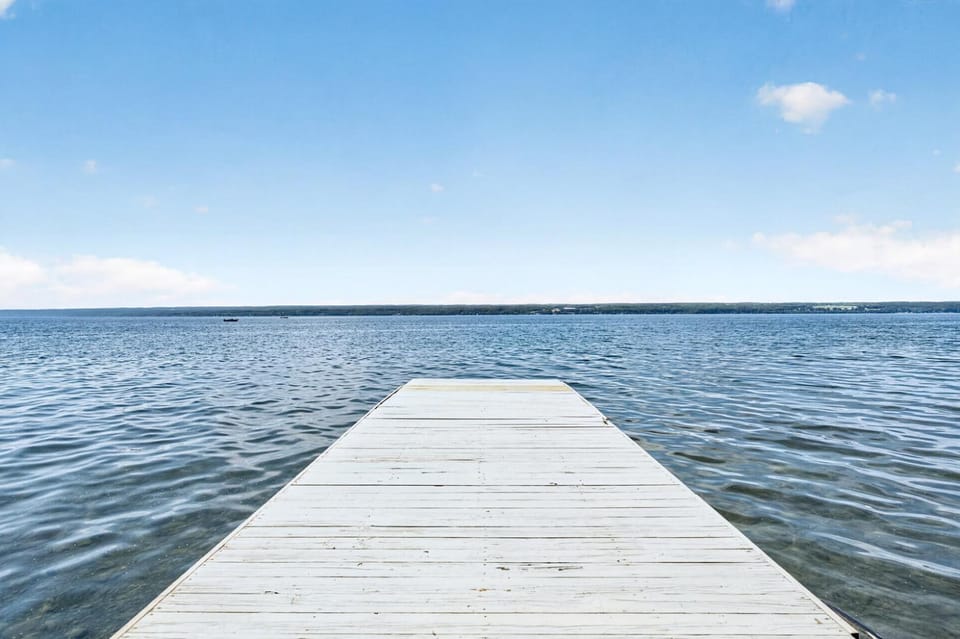 Cayuga Lake Dock Sleeps 10 Near Wineries Country House in Cayuga Lake