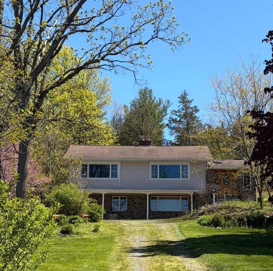 Canandaigua Lake Near Wineries Sleeps up to 10 Hot tub Country House in Canandaigua Lake