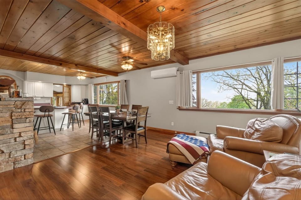 Canandaigua Lake Near Wineries Sleeps up to 10 Hot tub Country House in Canandaigua Lake