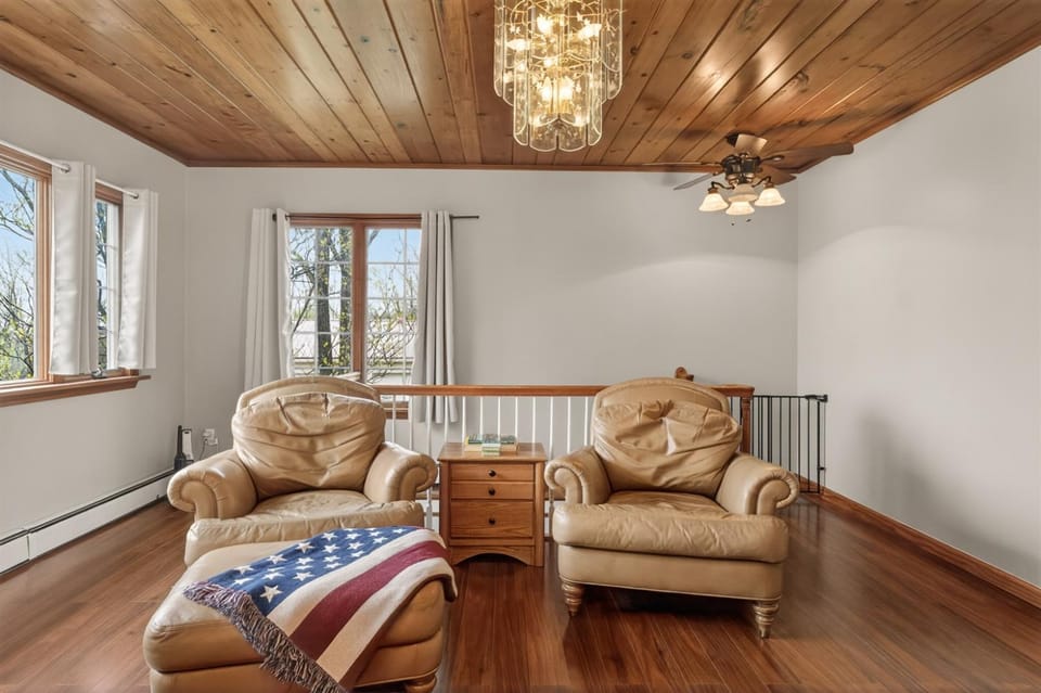Canandaigua Lake Near Wineries Sleeps up to 10 Hot tub Country House in Canandaigua Lake