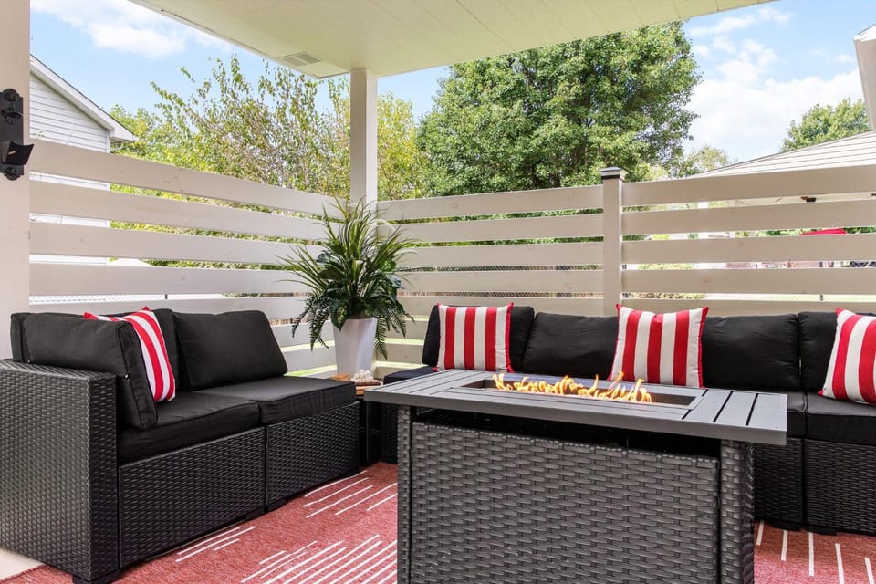 The Weekender Pool Table, Patio, Sleeps 8 House in Bloomington