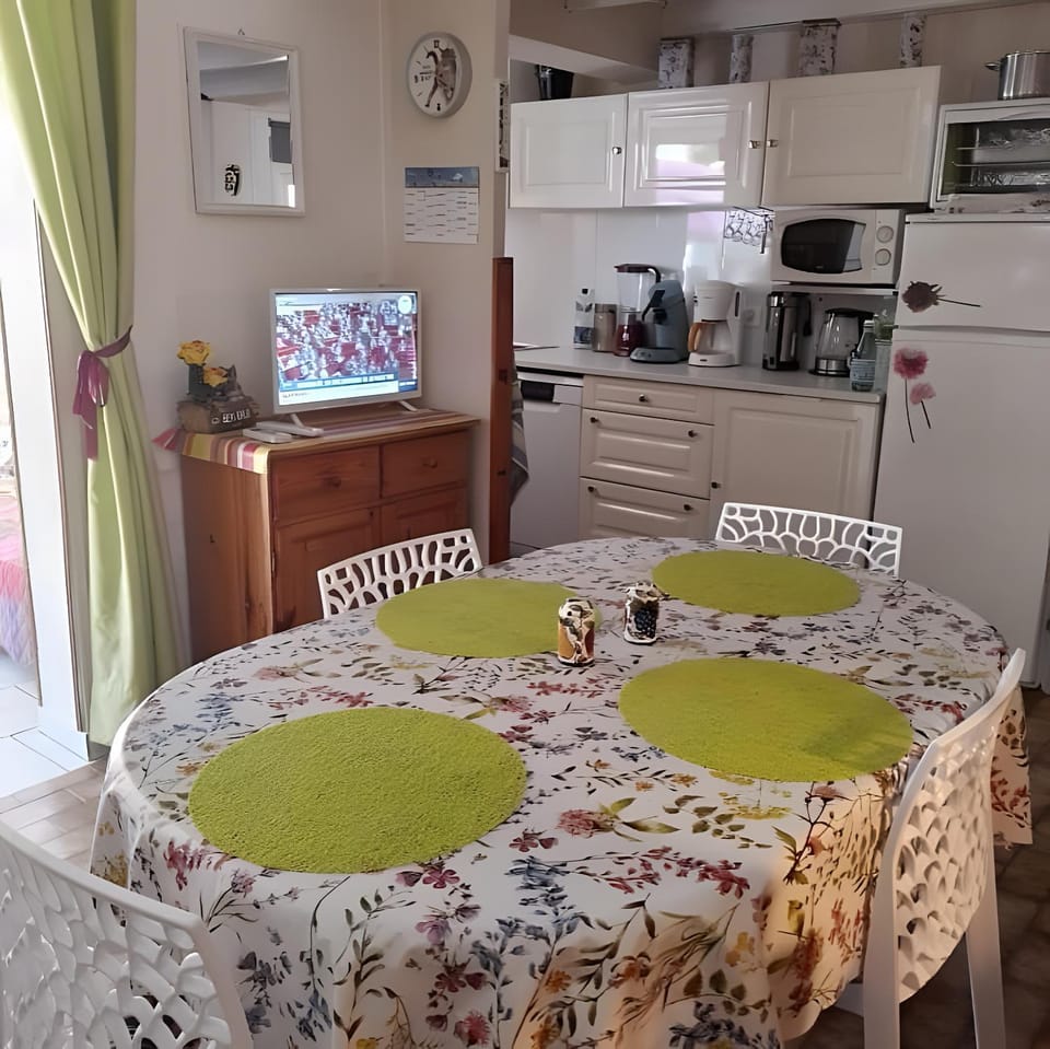 Property building, Kitchen or kitchenette, Living room