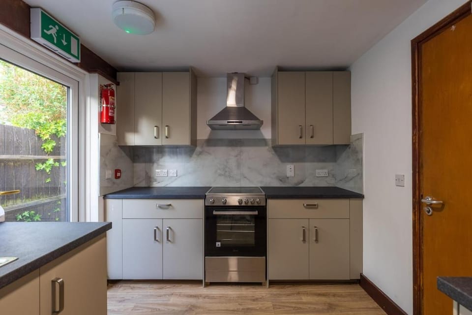 Girton Double Room TV Kitchenette Shared Bath 20 mins walk to Cambridge Centre Bed and Breakfast in Cambridge