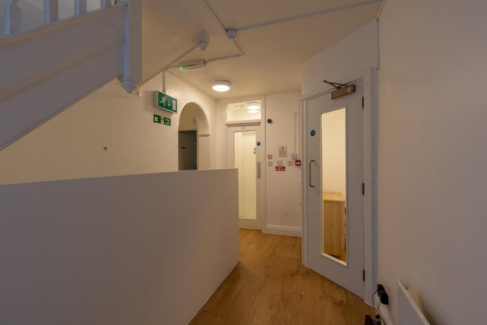 Girton Double Room TV Kitchenette Shared Bath 20 mins walk to Cambridge Centre Bed and Breakfast in Cambridge