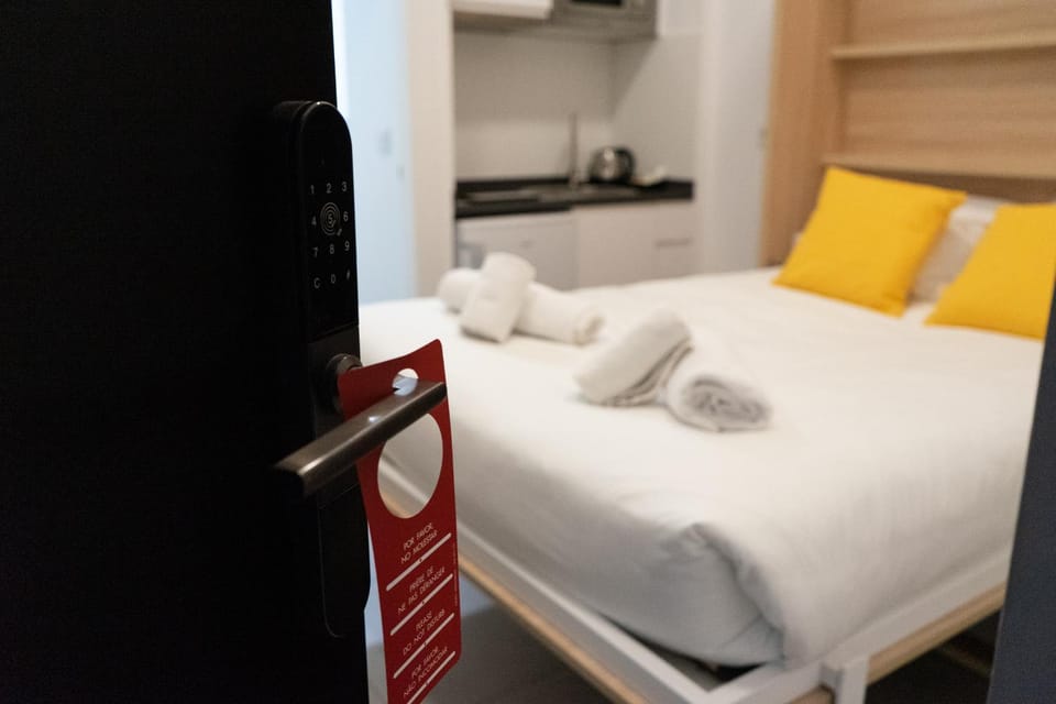 Residencia & Suites REST Triana Alfareria 100 Bed and Breakfast in Seville