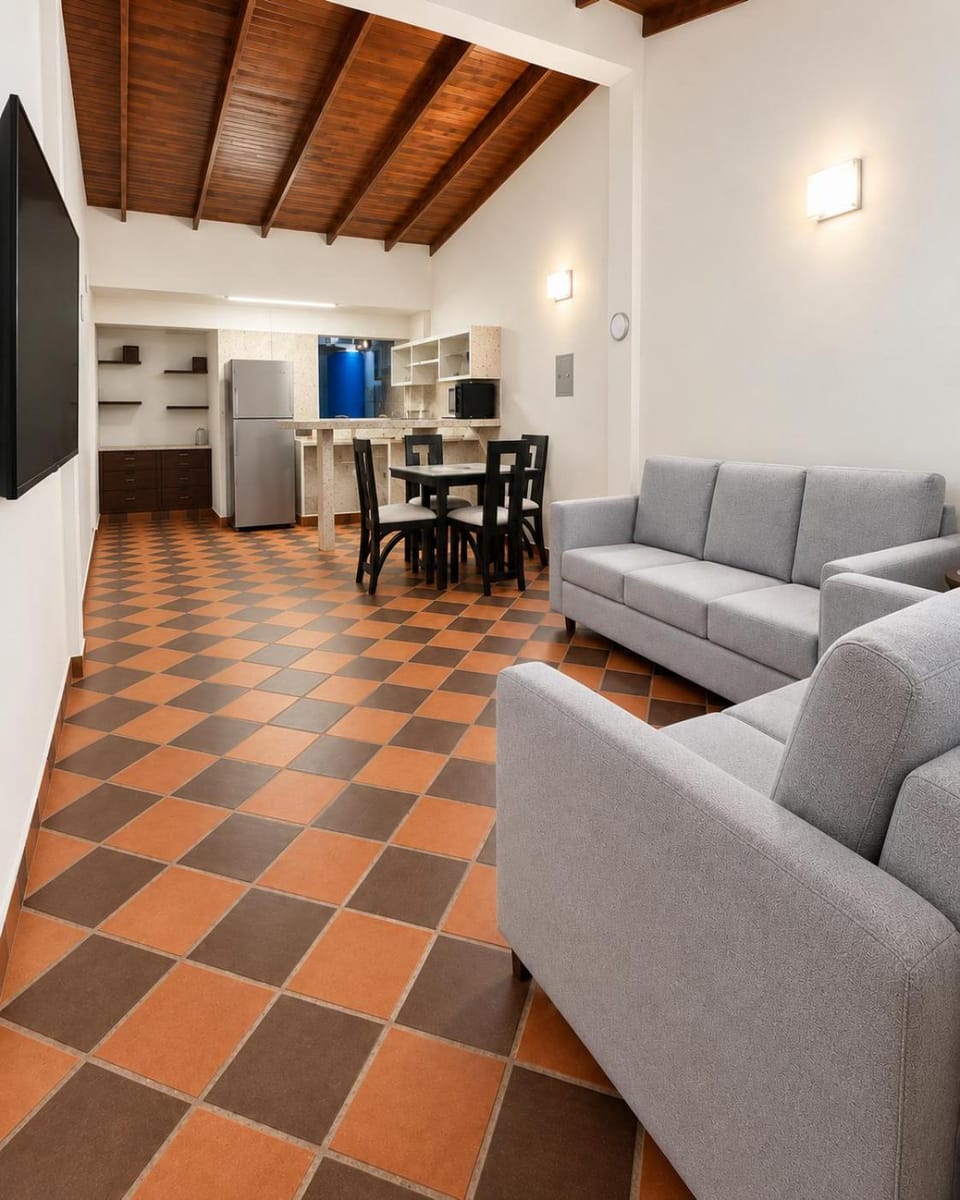 Communal lounge/ TV room, TV and multimedia, Kitchen or kitchenette, Living room, Seating area, Dining area, Evening entertainment