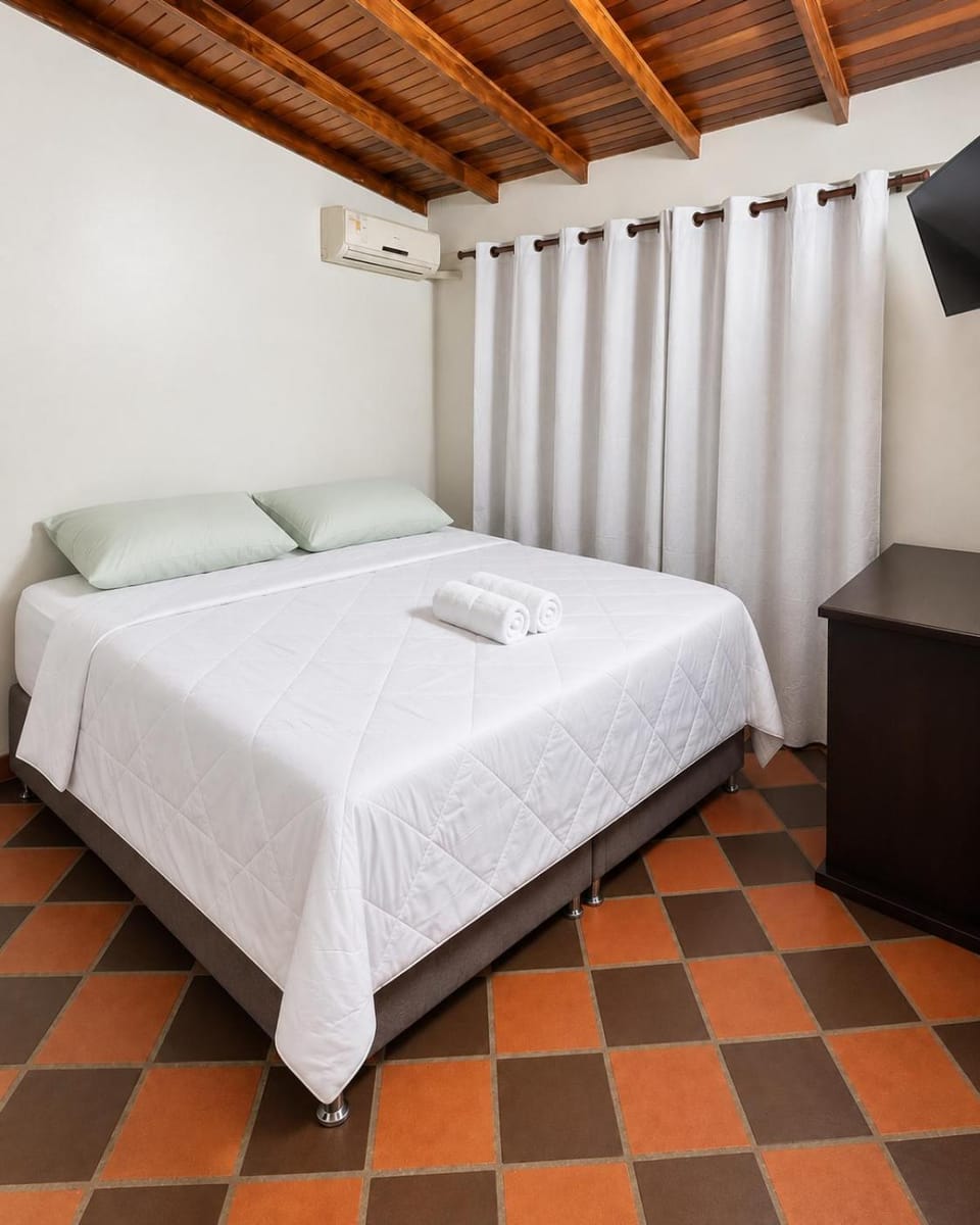 Bed, TV and multimedia, Photo of the whole room, Bedroom, air conditioner
