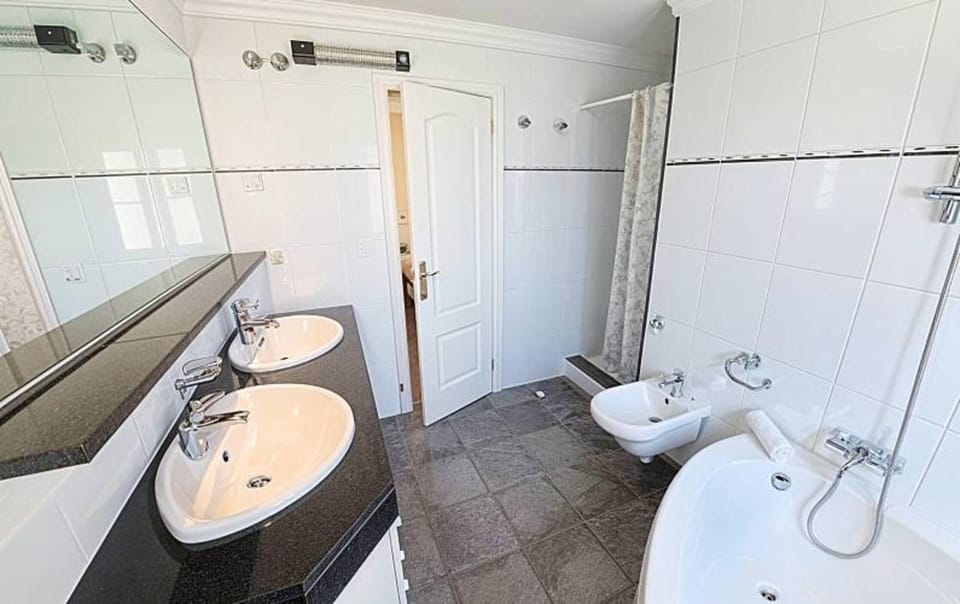 Shower, Toilet, Bathroom, bidet, towels