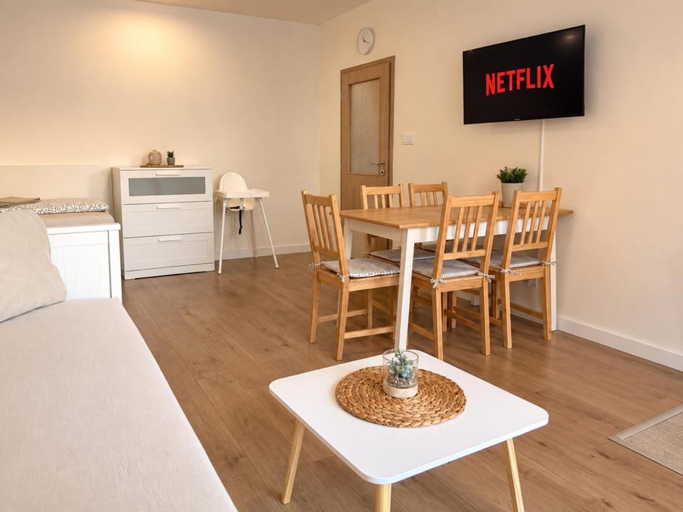 TV and multimedia, Seating area, Dining area