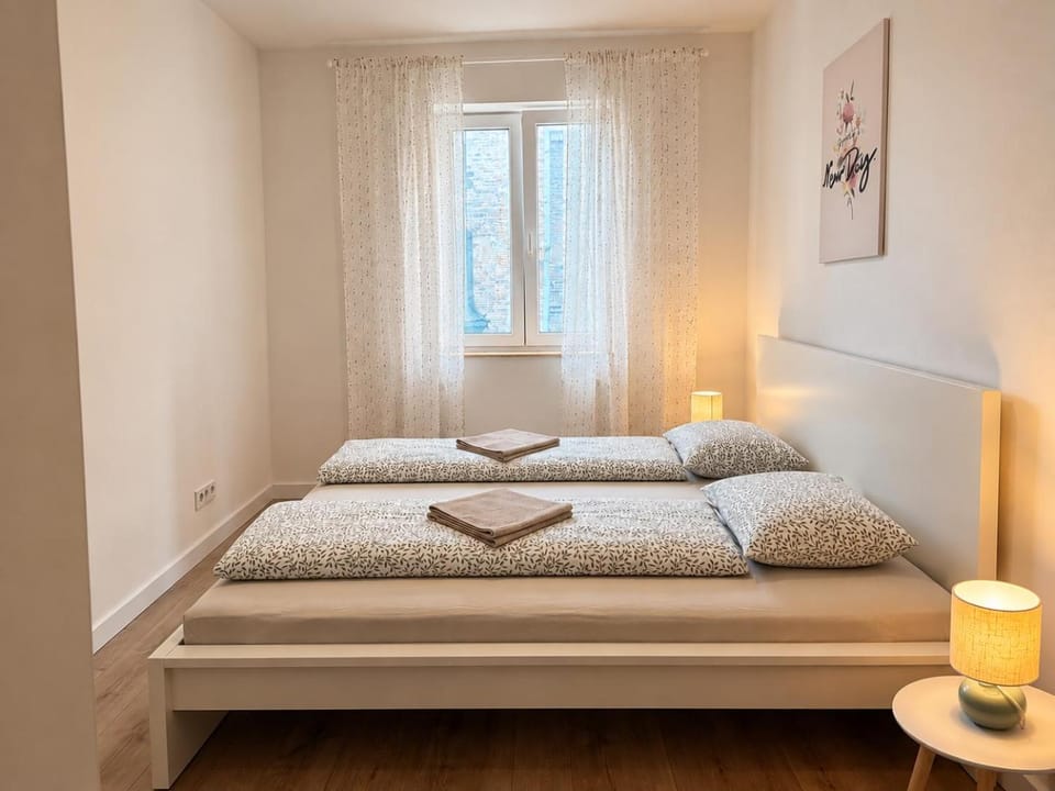 Bed, Bedroom, towels
