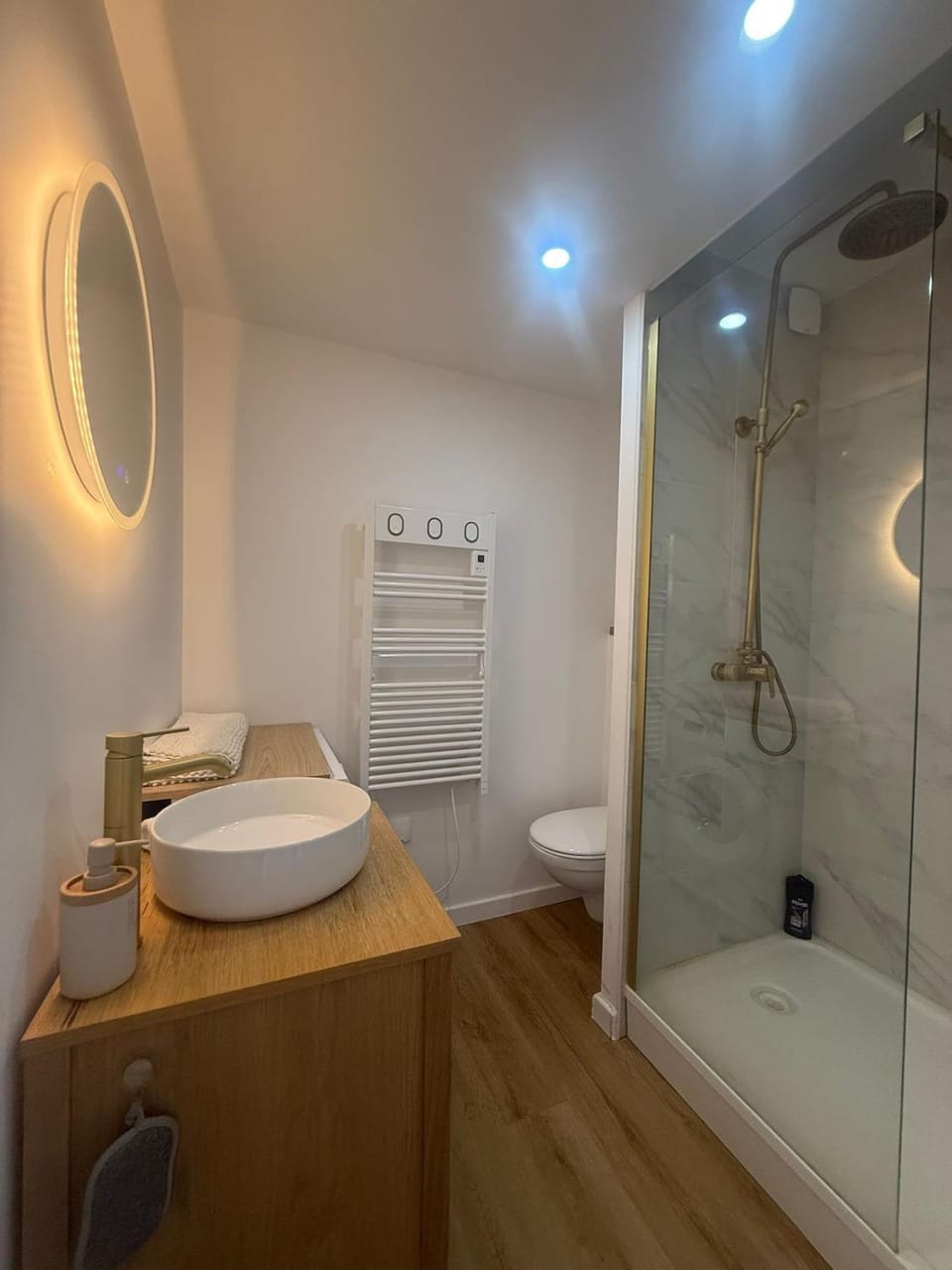 Shower, Toilet, Bathroom, towels