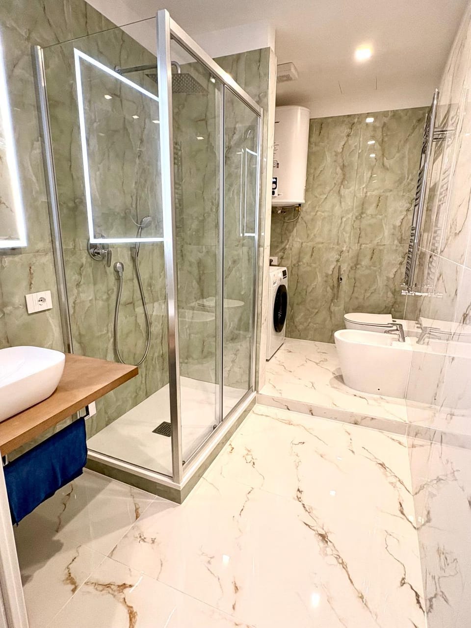 Shower, Toilet, Bathroom, towels