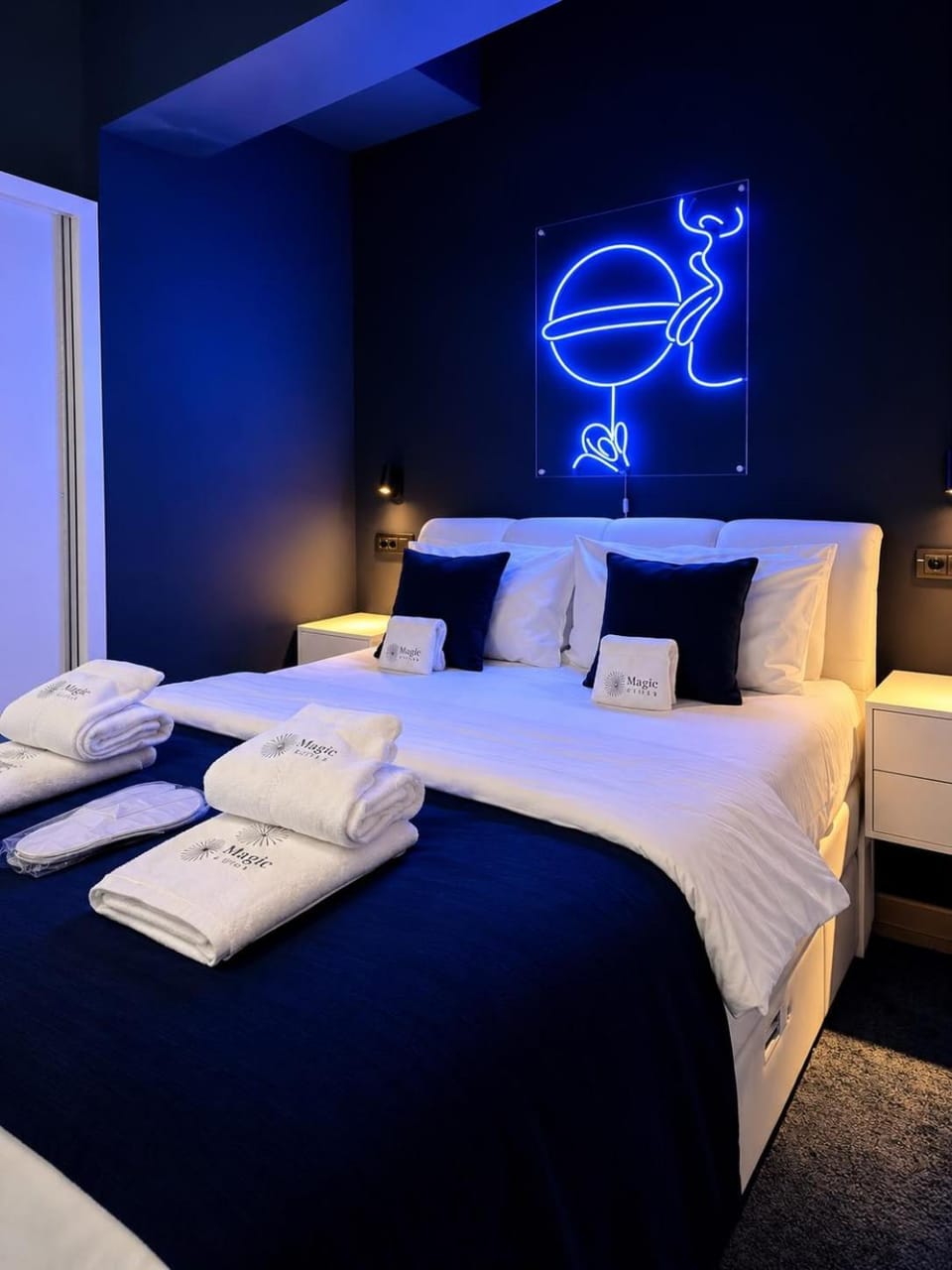 Bed, Bedroom, towels