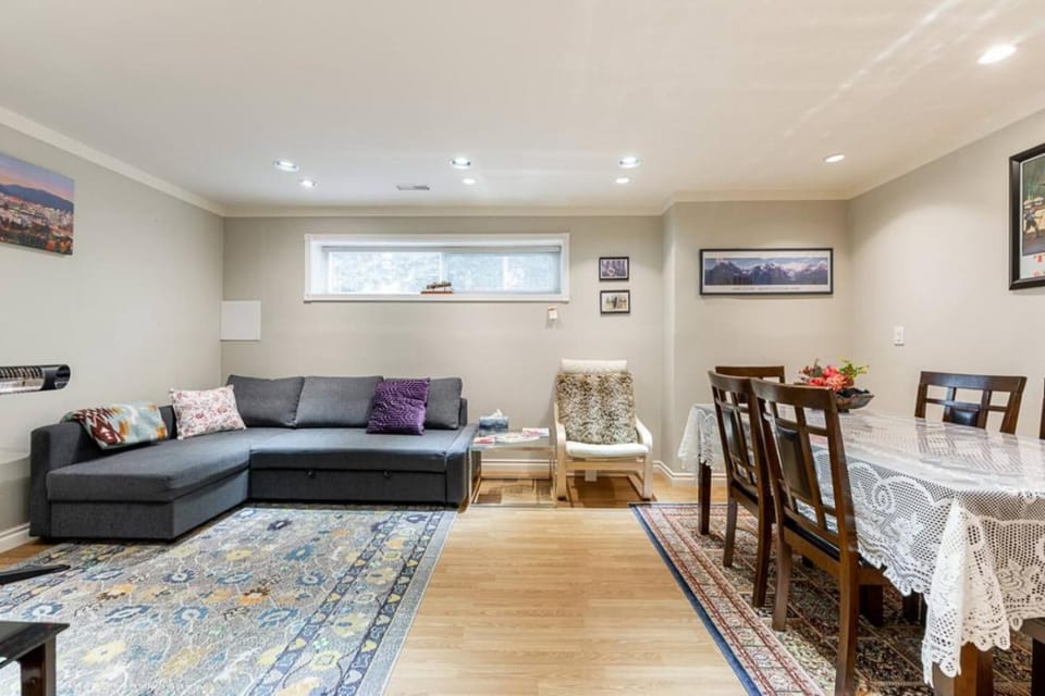 Cozy 2BR Suite, Private, Easy access to SeaBus Apartment in North Vancouver