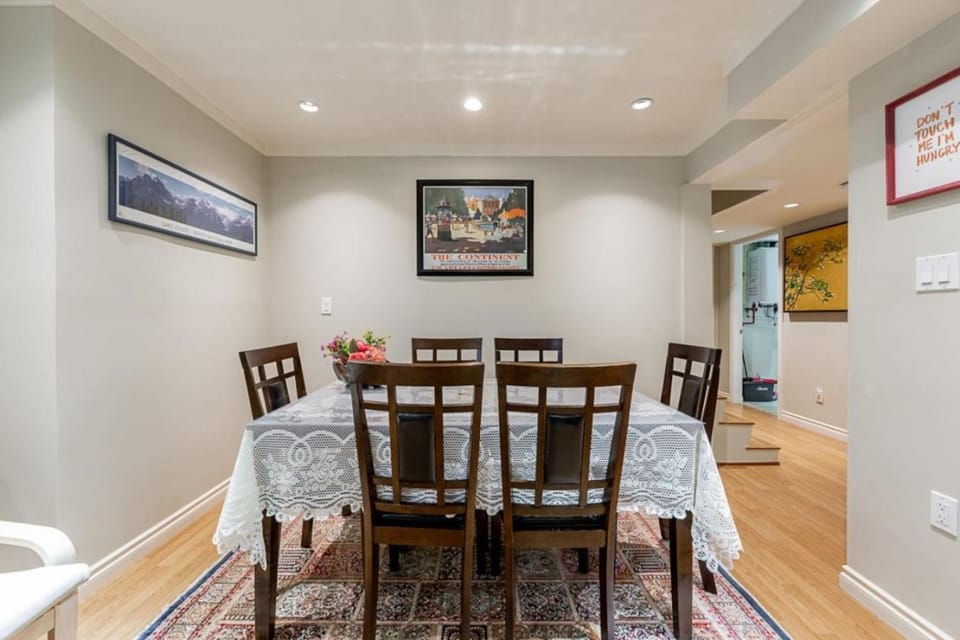 Cozy 2BR Suite, Private, Easy access to SeaBus Apartment in North Vancouver