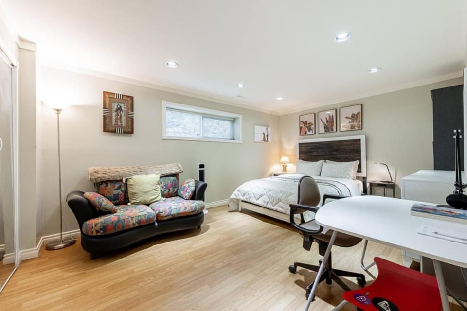 Cozy 2BR Suite, Private, Easy access to SeaBus Apartment in North Vancouver