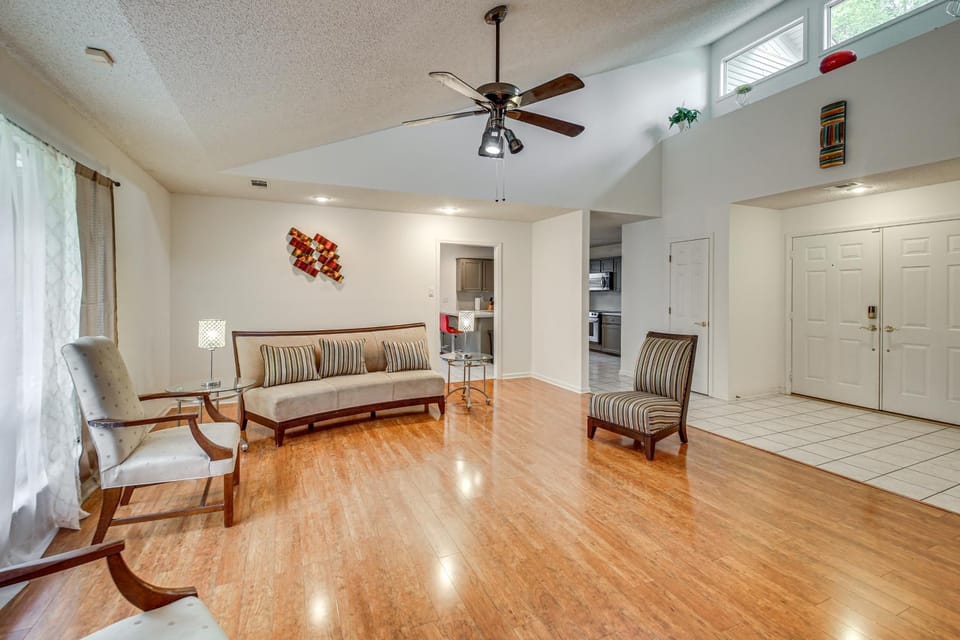 Sun Porch w/ Fireplace! Family Home By Little Rock House in Bryant