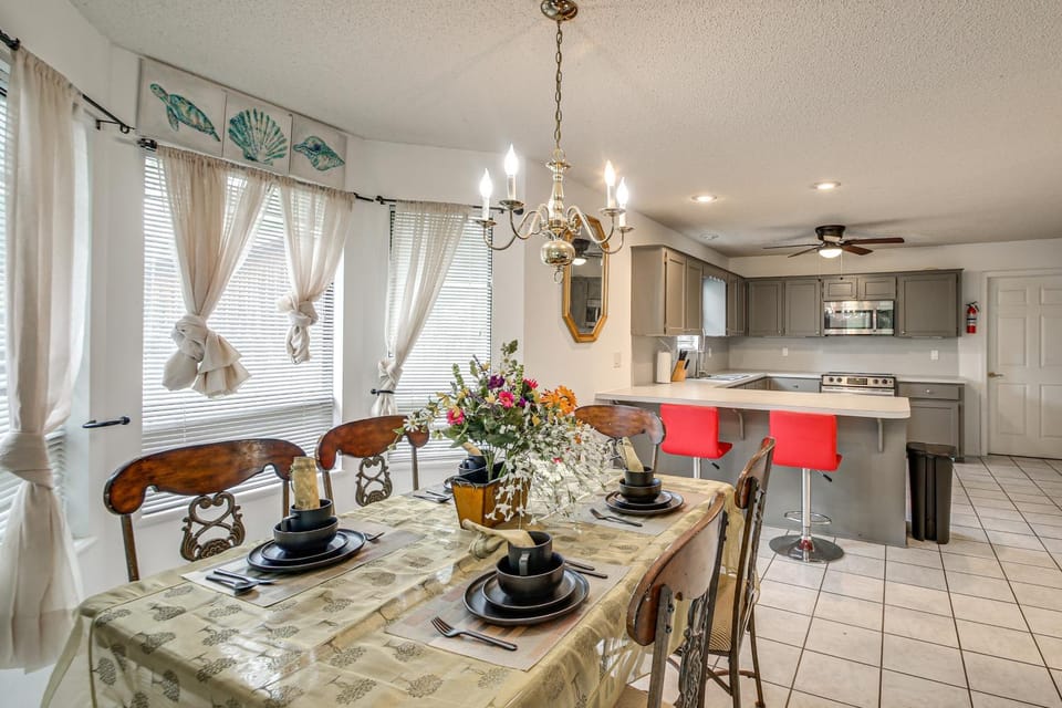 Sun Porch w/ Fireplace! Family Home By Little Rock House in Bryant