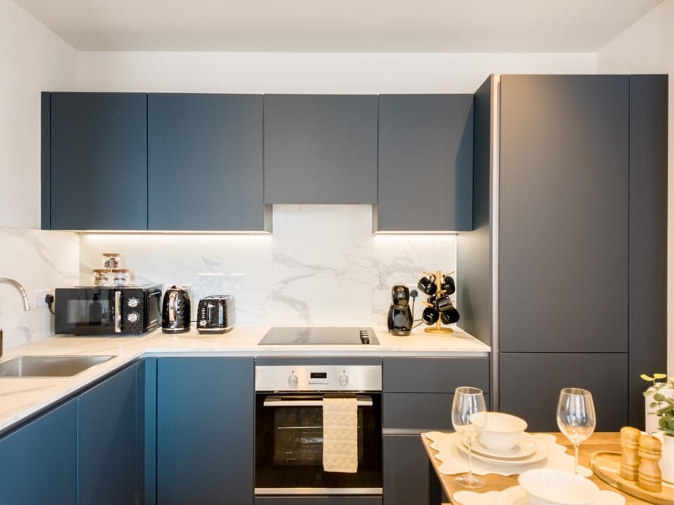 Coffee/tea facilities, Dining area, Food, Drinks, microwave, oven, stove, toaster, kitchen