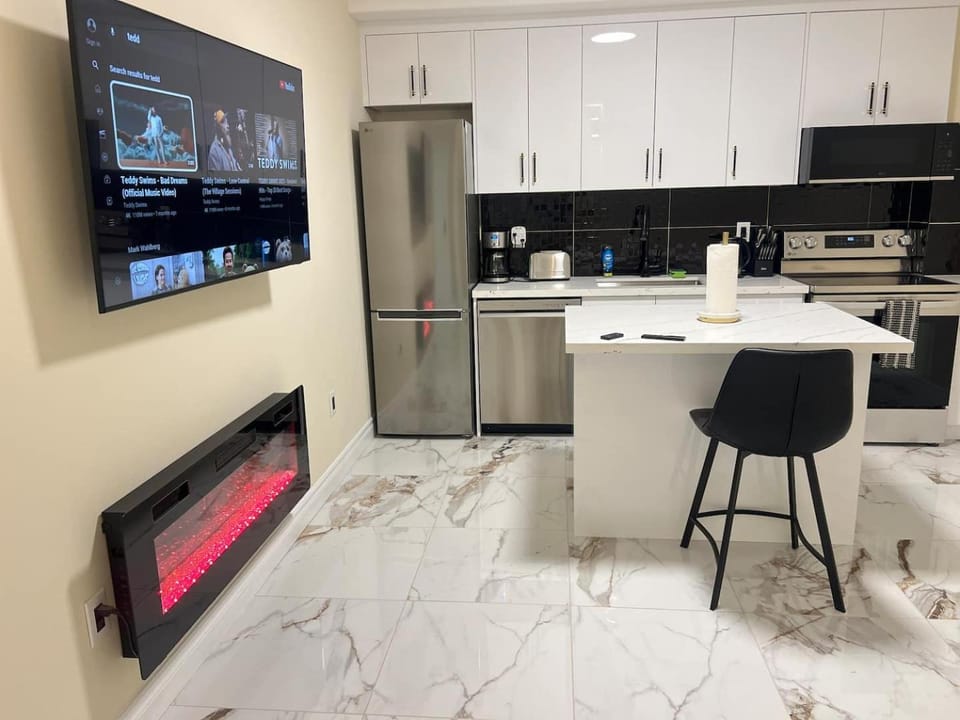 New Modern Port Hope Apt 2B Beach & Golf Apartment in Port Hope