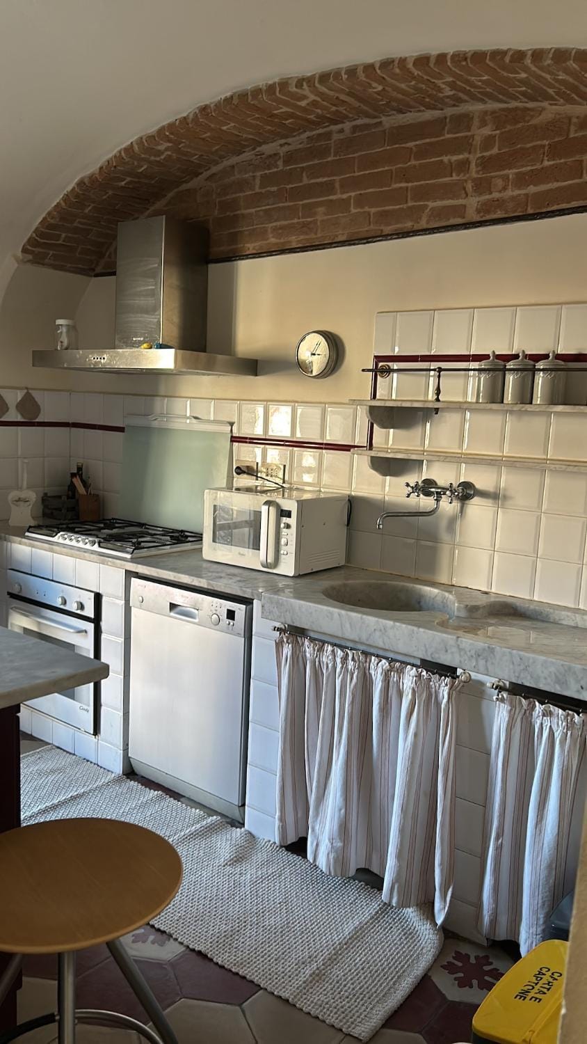 Kitchen or kitchenette, dishwasher, stove