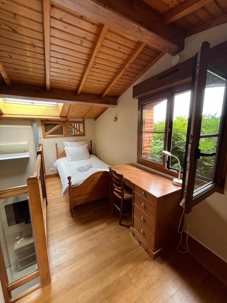 Bed, Photo of the whole room