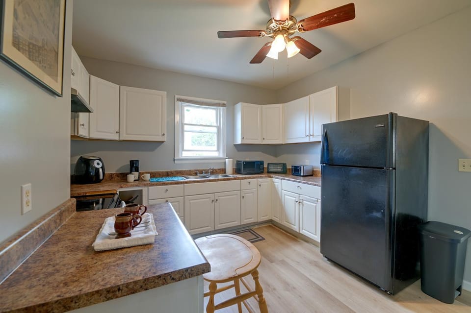 Spacious Troy Unit Near Dtwn Shops & Dining Apartment in Troy