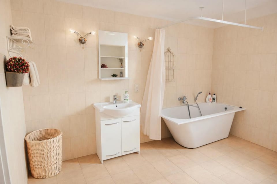 Bathroom, Bath, towels