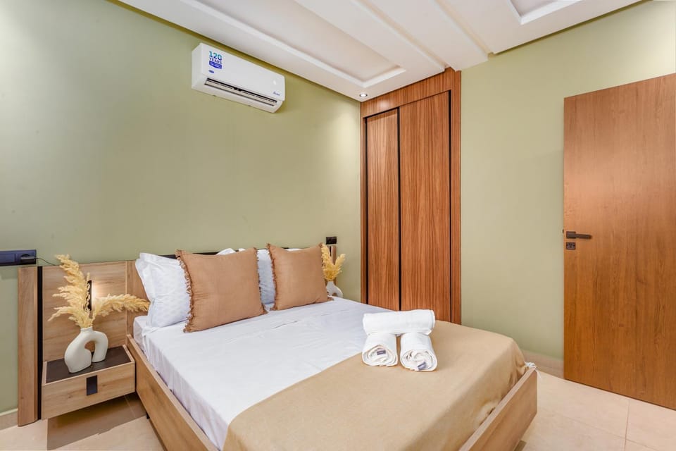 Bed, Photo of the whole room, Bedroom, towels, wardrobe, air conditioner