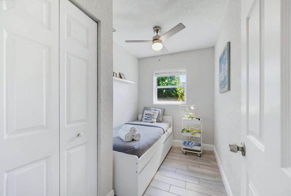Bed, Day, Garden, Bedroom, Garden view, towels