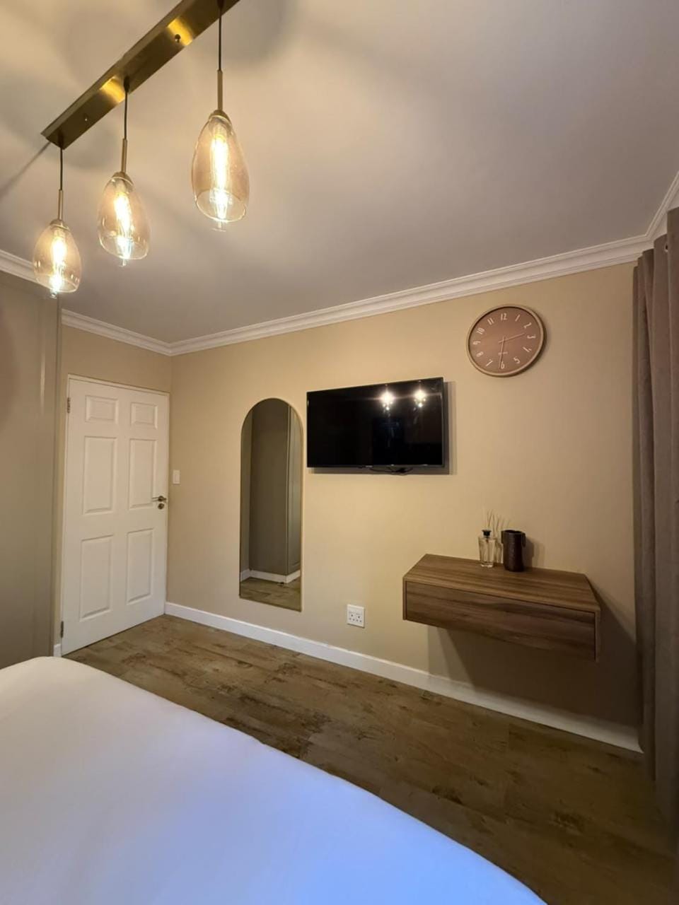 Bed, TV and multimedia, Photo of the whole room