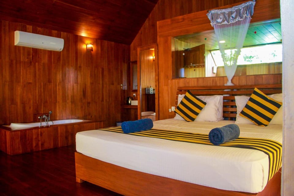 Bed, Living room, Photo of the whole room, Bedroom, wardrobe, air conditioner