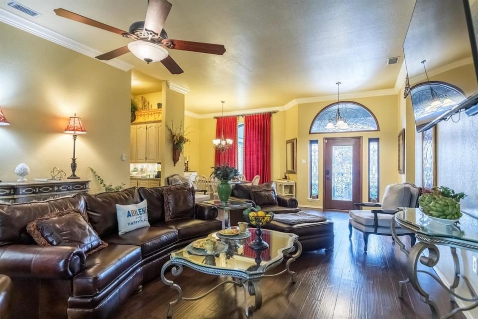 The Regent Abilene Luxury Retreat w Patio Fire House in Abilene