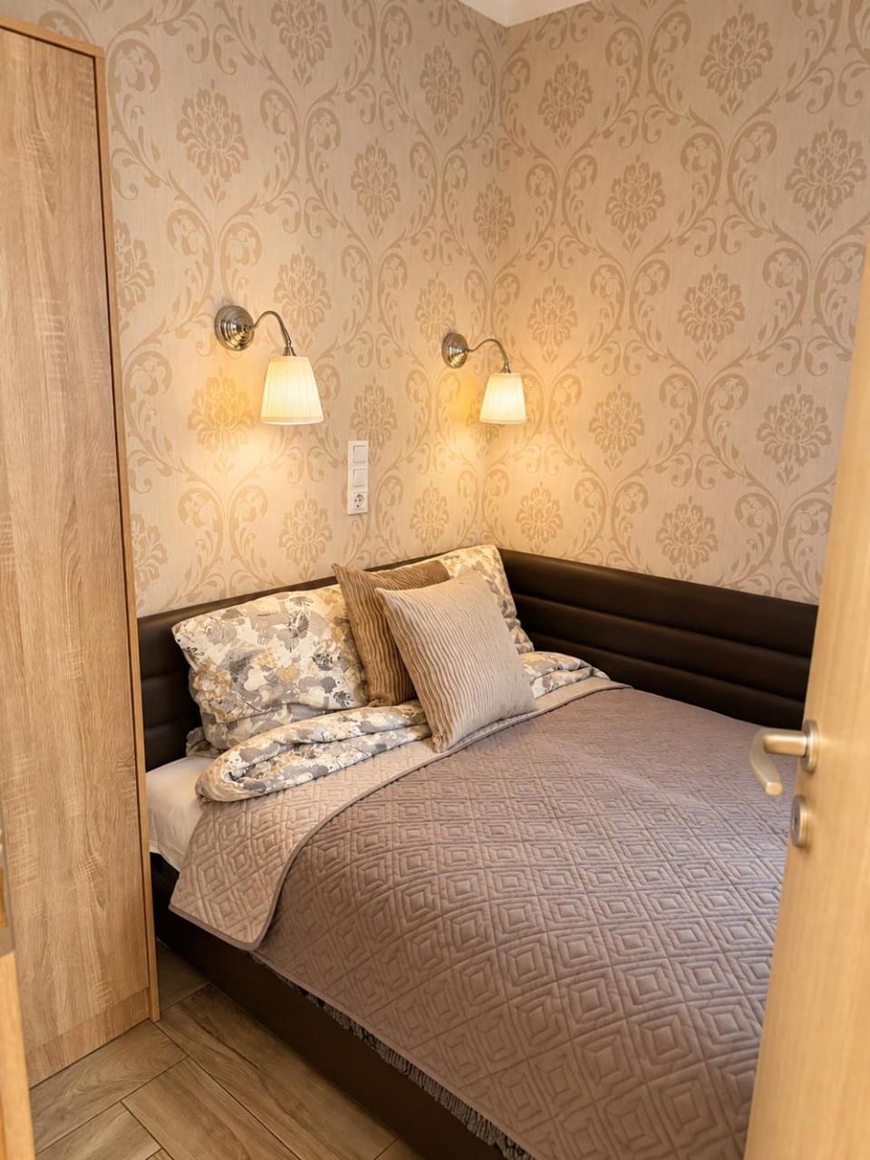 Bed, Photo of the whole room, Bedroom, wardrobe